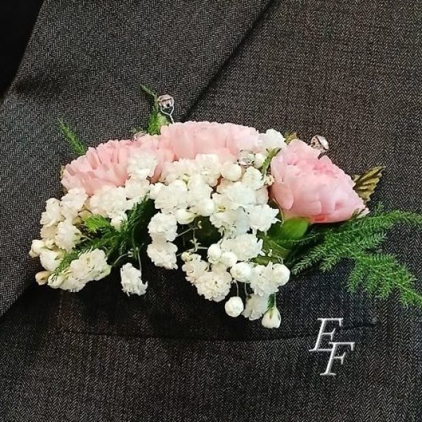 EF 810 B3 Pocket Boutonniere- Pink Miniature Carnations