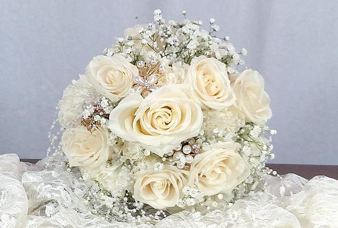 wedding-bouquet-white-roses